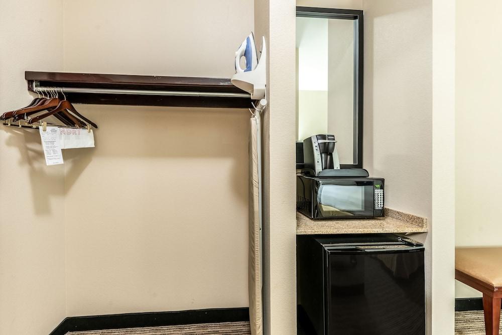Red Lion Inn & Suites Mineral Wells Экстерьер фото