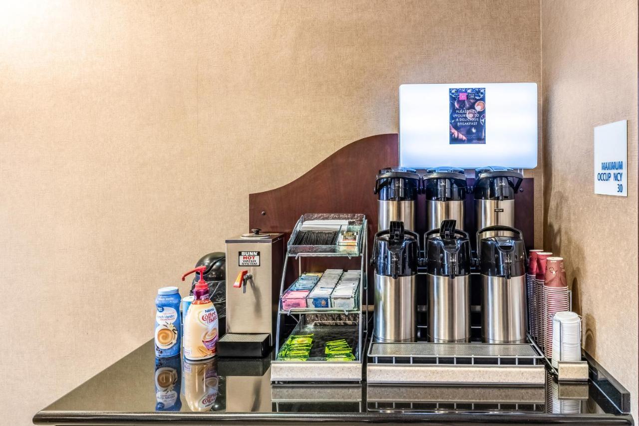 Red Lion Inn & Suites Mineral Wells Экстерьер фото